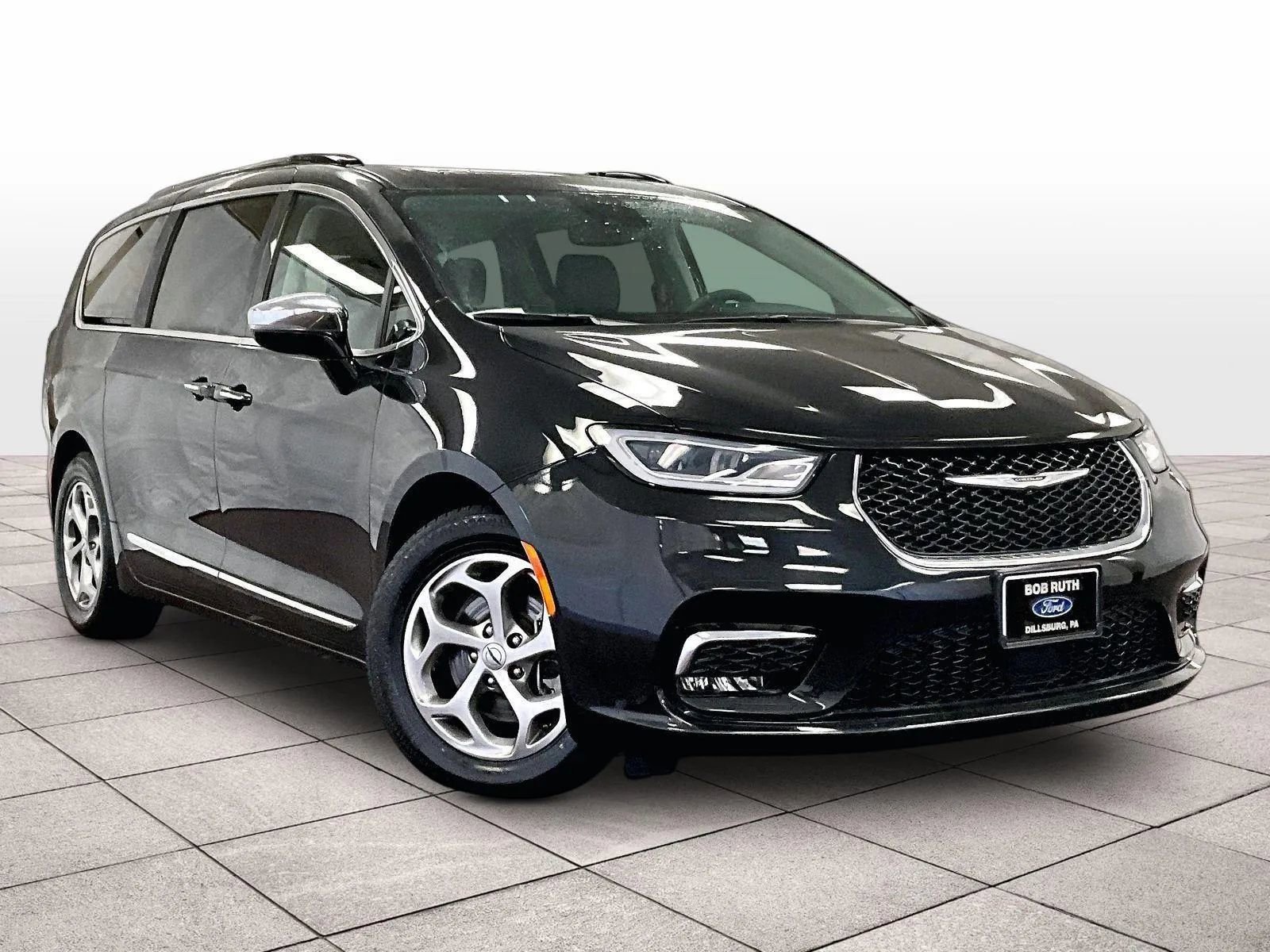 Used 2023 Chrysler Pacifica Limited FWD image 2