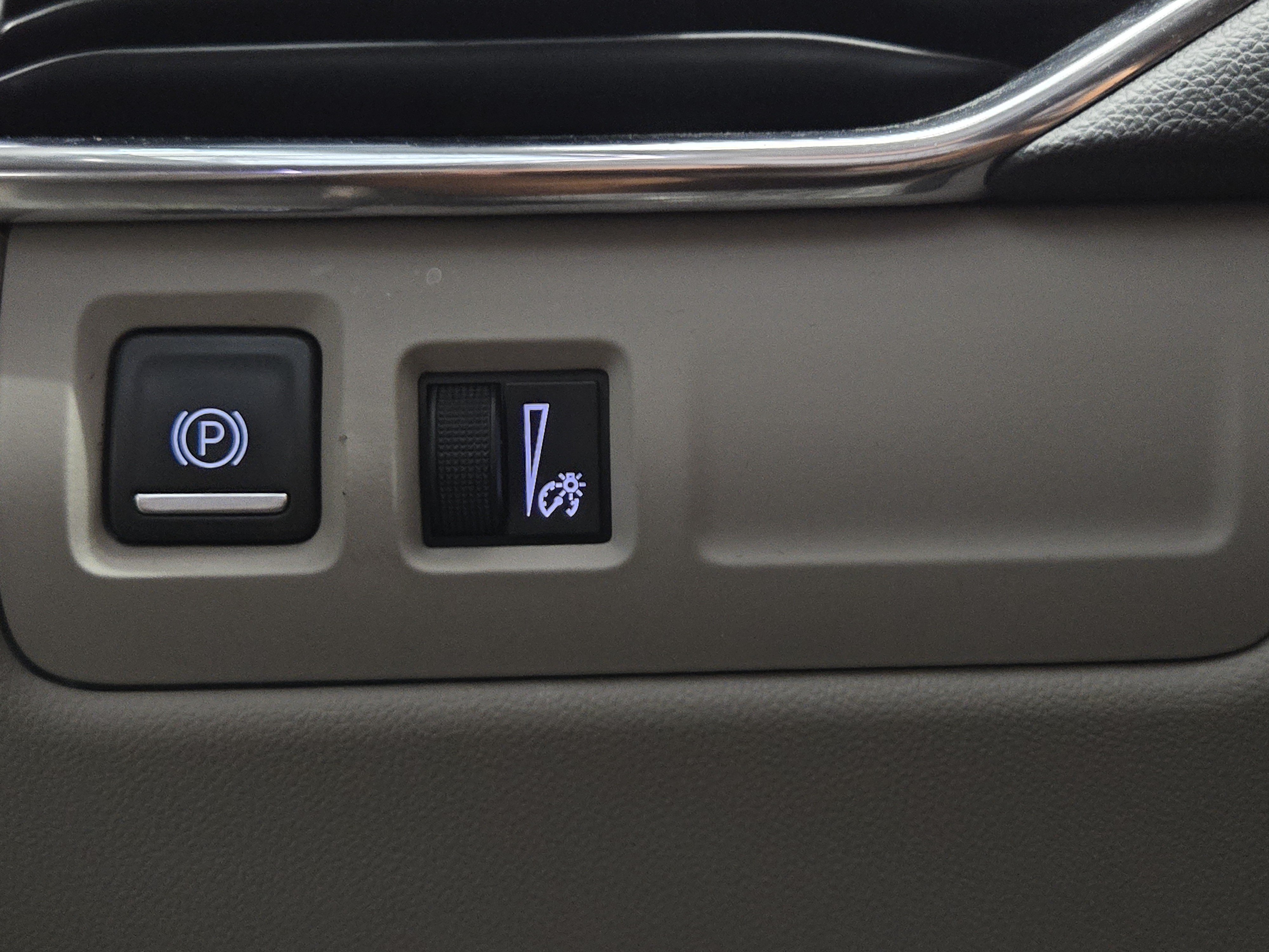Used 2023 Cadillac XT4 Luxury w/ Cold Weather Package FWD image 23