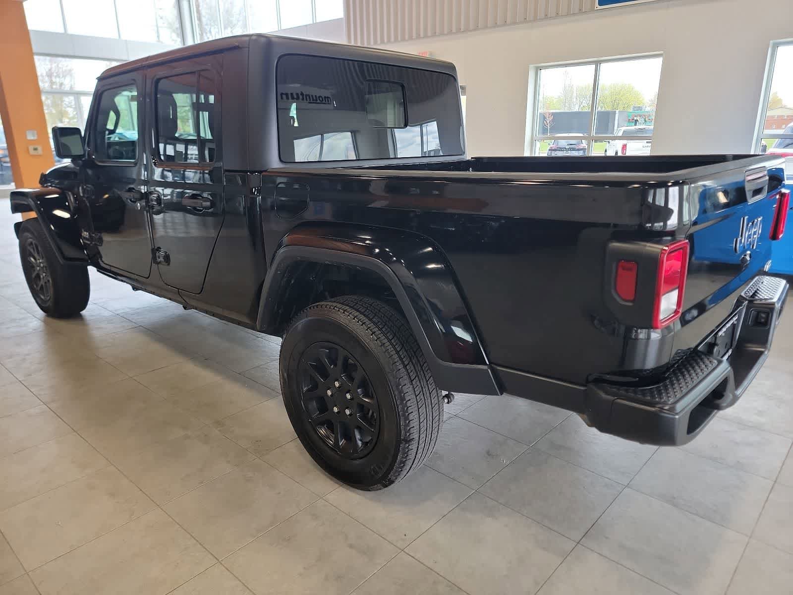 Used 2023 Jeep Gladiator Overland AWD/4WD image 7