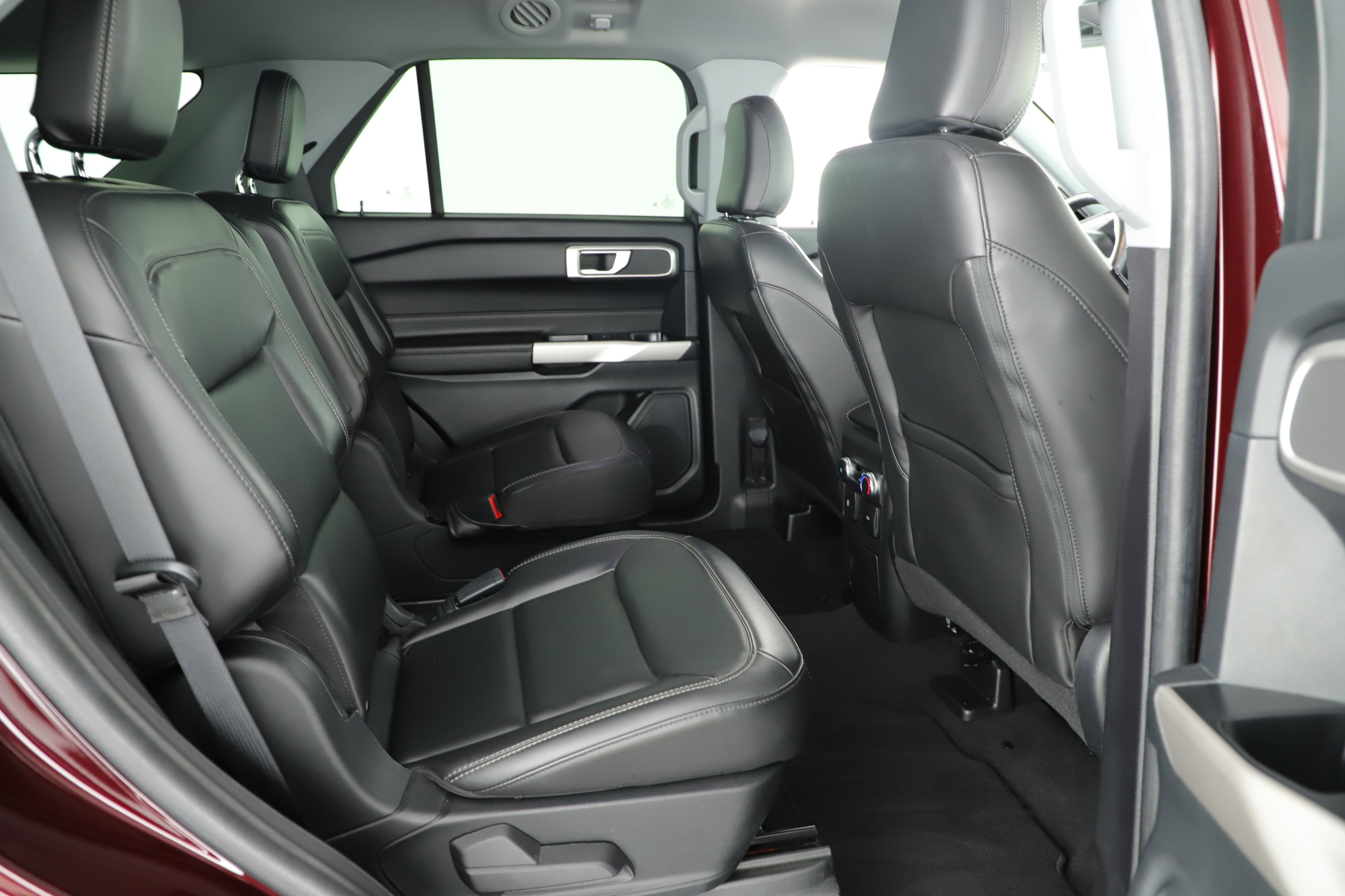Certified 2022 Ford Explorer XLT w/ Equipment Group 202A RWD image 20