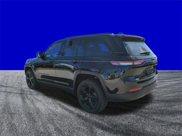Used 2024 Jeep Grand Cherokee Altitude image 3