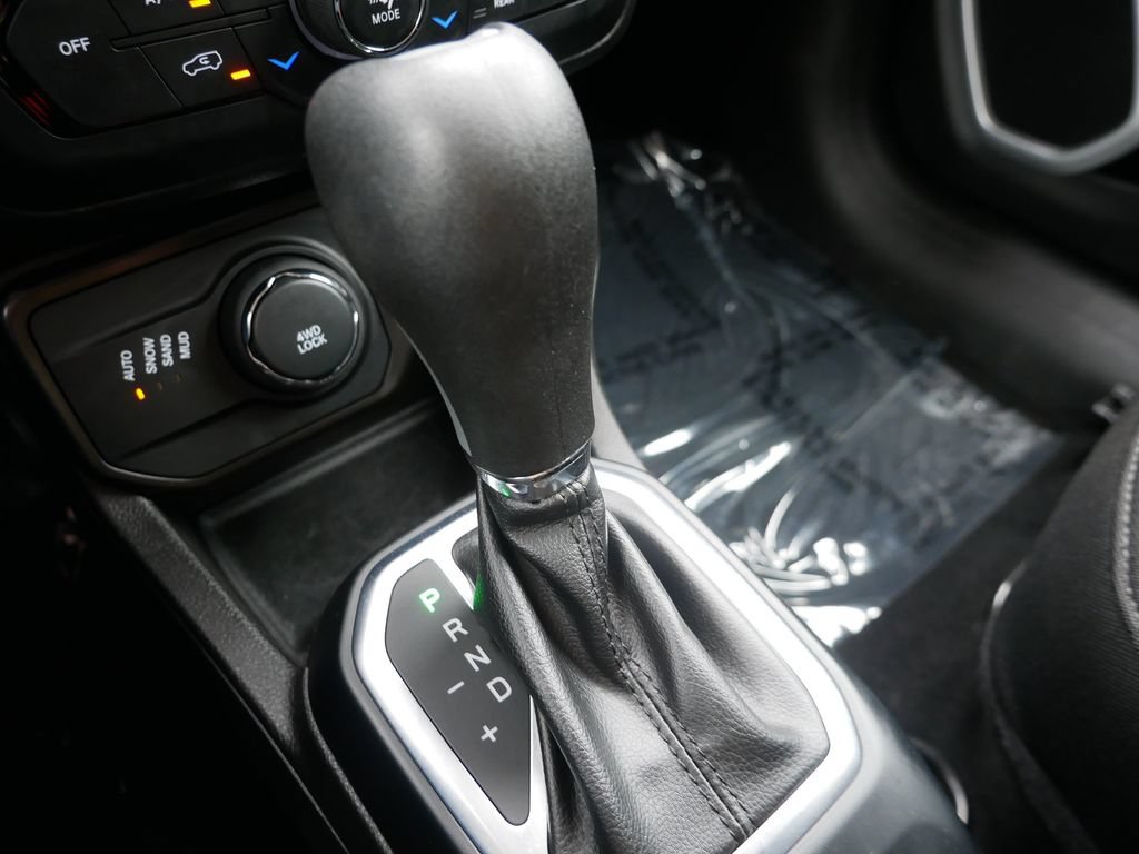 Used 2020 Jeep Renegade Latitude w/ Cold Weather Group AWD/4WD image 24