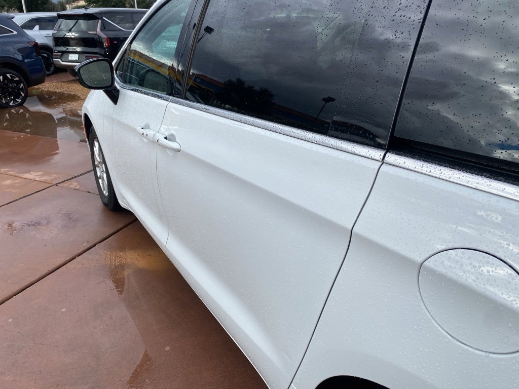 Used 2024 Chrysler Pacifica Touring-L image 16