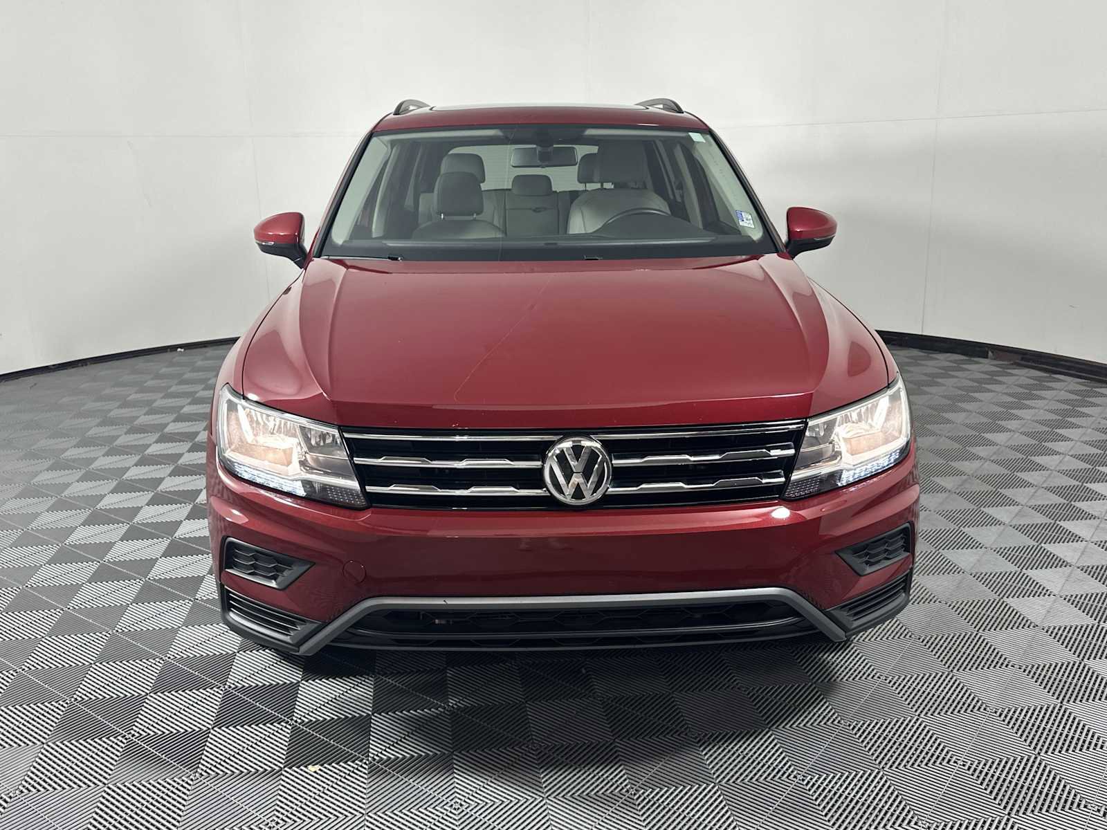 Used 2019 Volkswagen Tiguan SE w/ Panoramic Sunroof Package FWD image 2