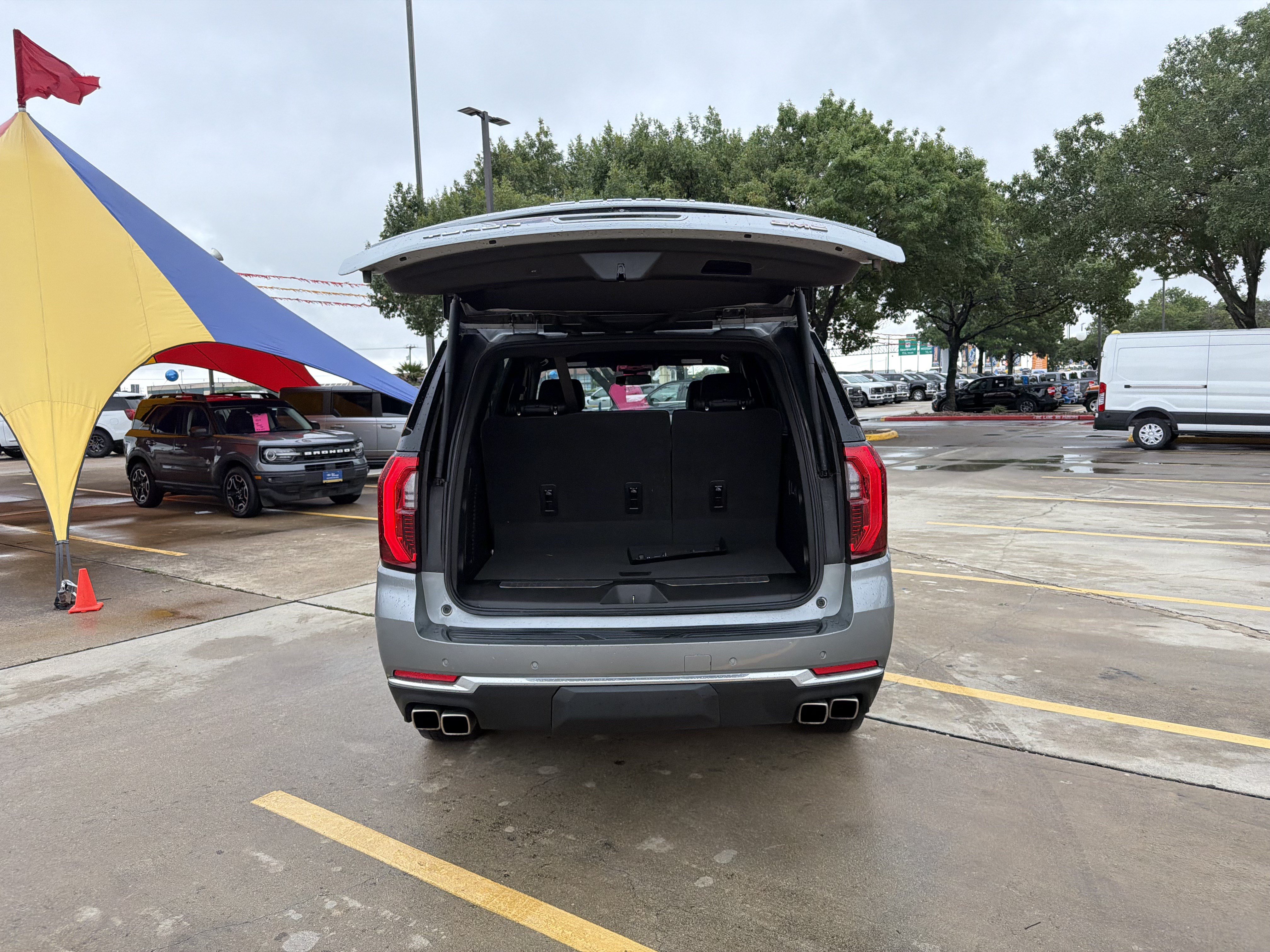 Used 2025 GMC Yukon Denali AWD/4WD image 11