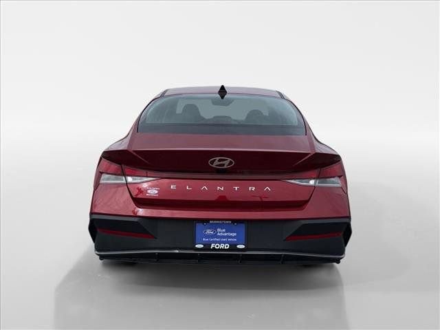 Used 2024 Hyundai Elantra SEL image 3