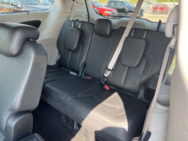 Used 2017 Chrysler Pacifica Touring-L w/ Tire & Wheel Group FWD image 22