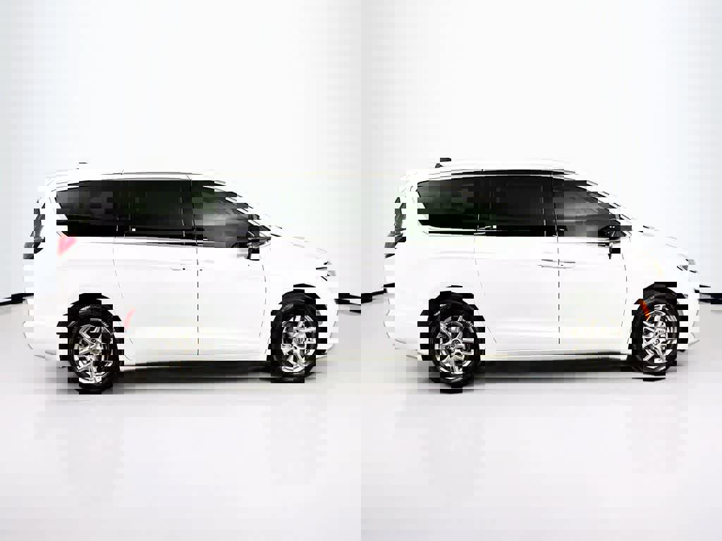 Used 2024 Chrysler Pacifica Touring-L image 6