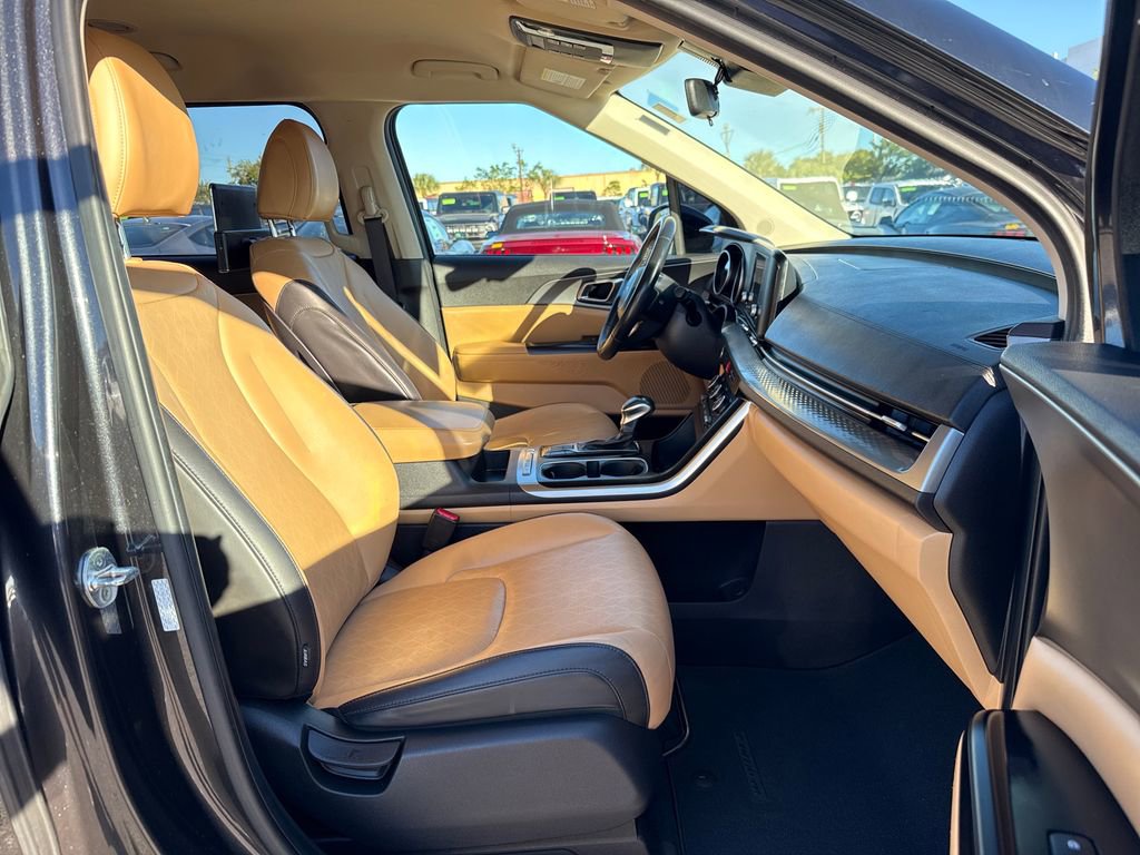 Used 2022 Kia Carnival LX image 26