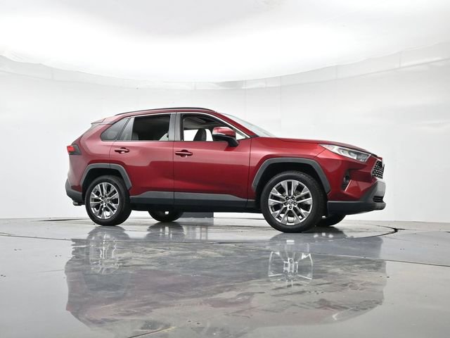 Used 2020 Toyota RAV4 XLE Premium FWD image 31
