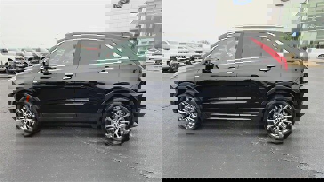 Used 2025 Cadillac XT4 Premium Luxury image 3