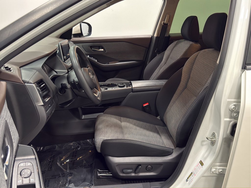 Used 2023 Nissan Rogue SV image 10