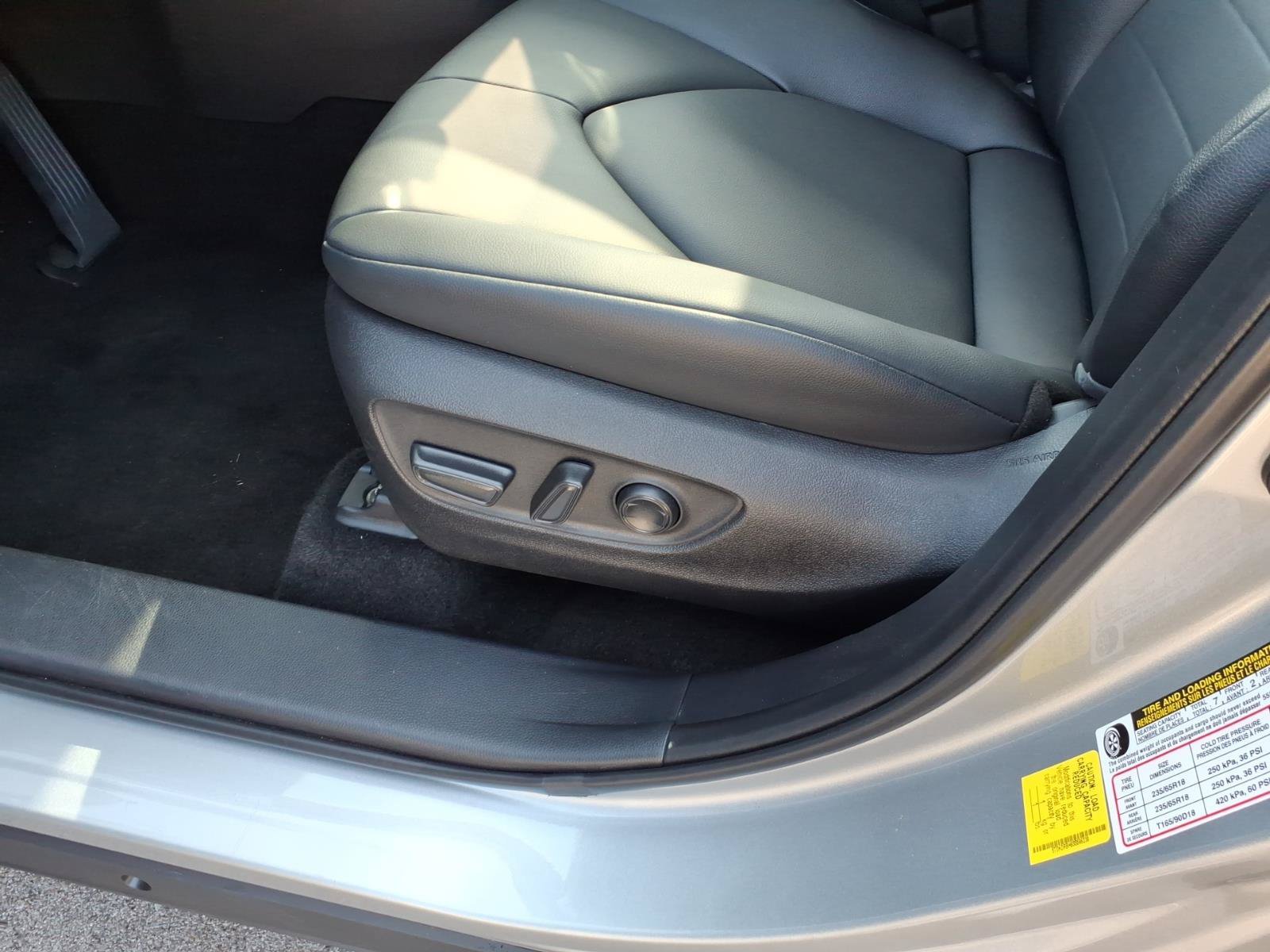 Used 2025 Toyota Highlander XLE AWD/4WD image 11