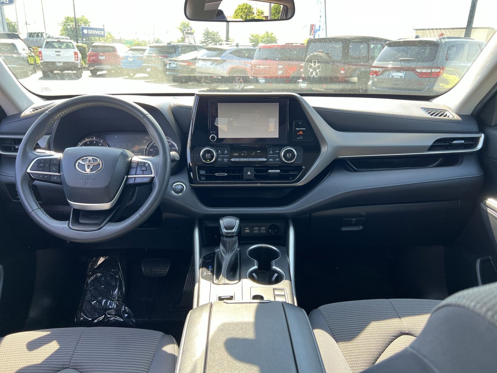 Used 2023 Toyota Highlander LE FWD image 30