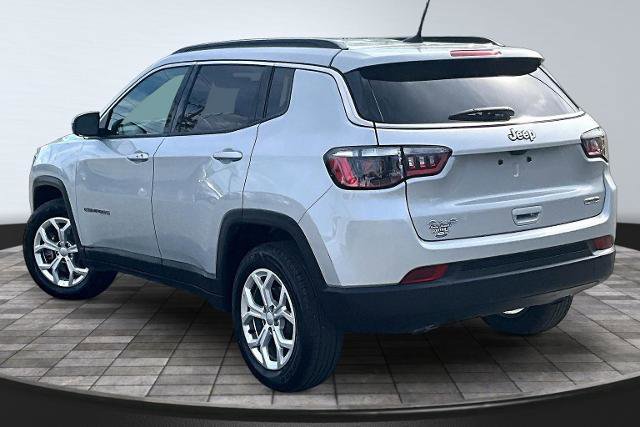 Used 2024 Jeep Compass Latitude AWD/4WD image 2