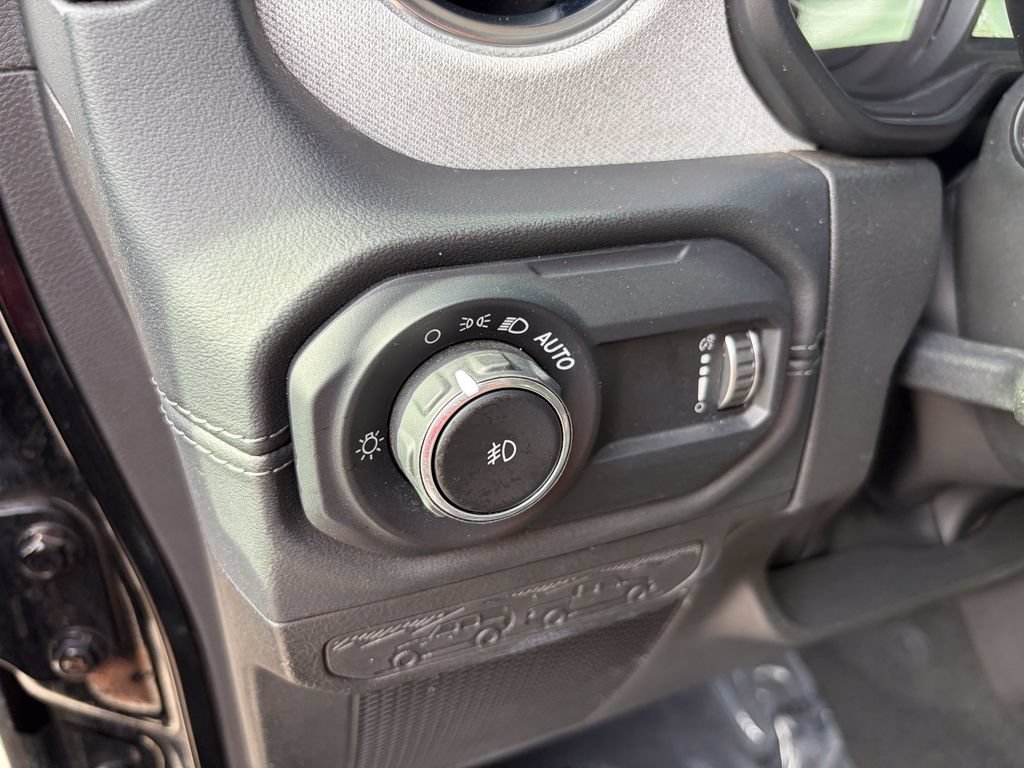 Used 2024 Jeep Wrangler Unlimited Sahara AWD/4WD image 11