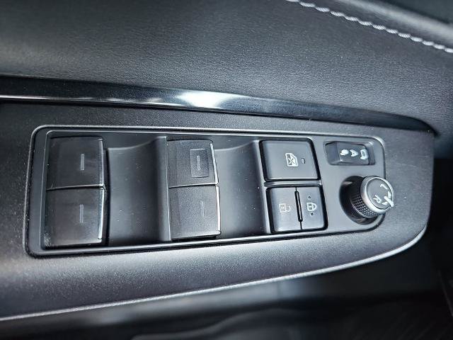 Used 2021 Toyota Venza LE AWD/4WD image 26