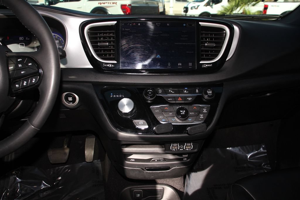 Used 2023 Chrysler Pacifica Touring-L w/ Uconnect Theater Family Group FWD image 18