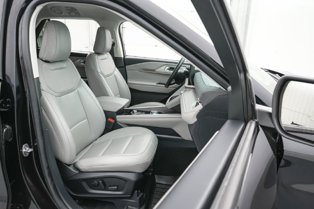 Certified 2025 Ford Explorer Active w/ Active Comfort Package AWD/4WD image 23