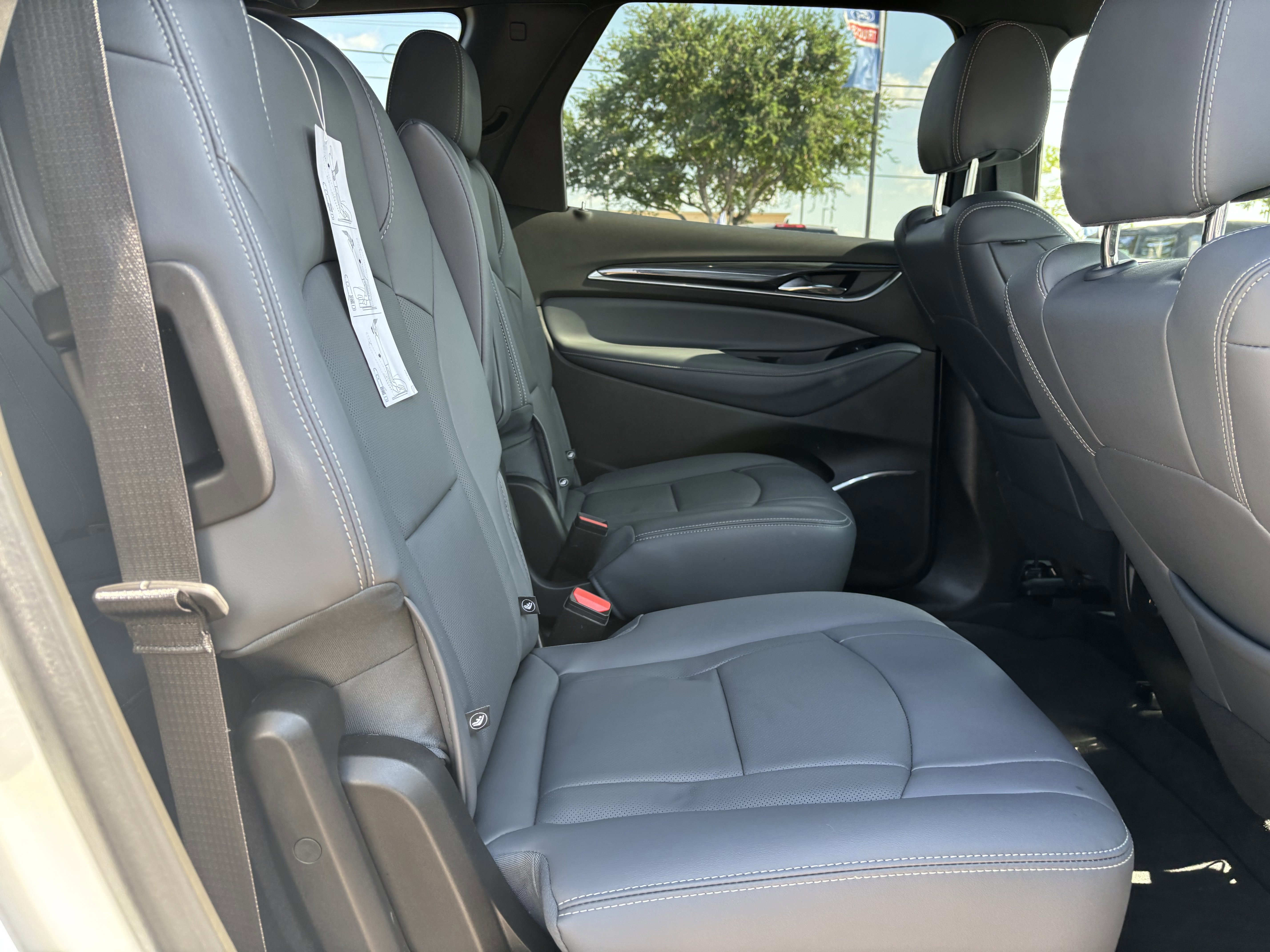 Used 2023 Buick Enclave Essence image 22