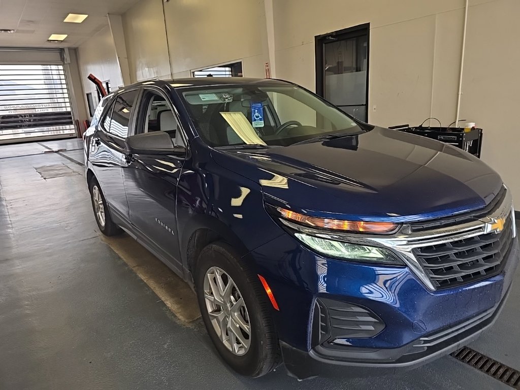 Used 2022 Chevrolet Equinox LS w/ LS Convenience Package FWD image 1