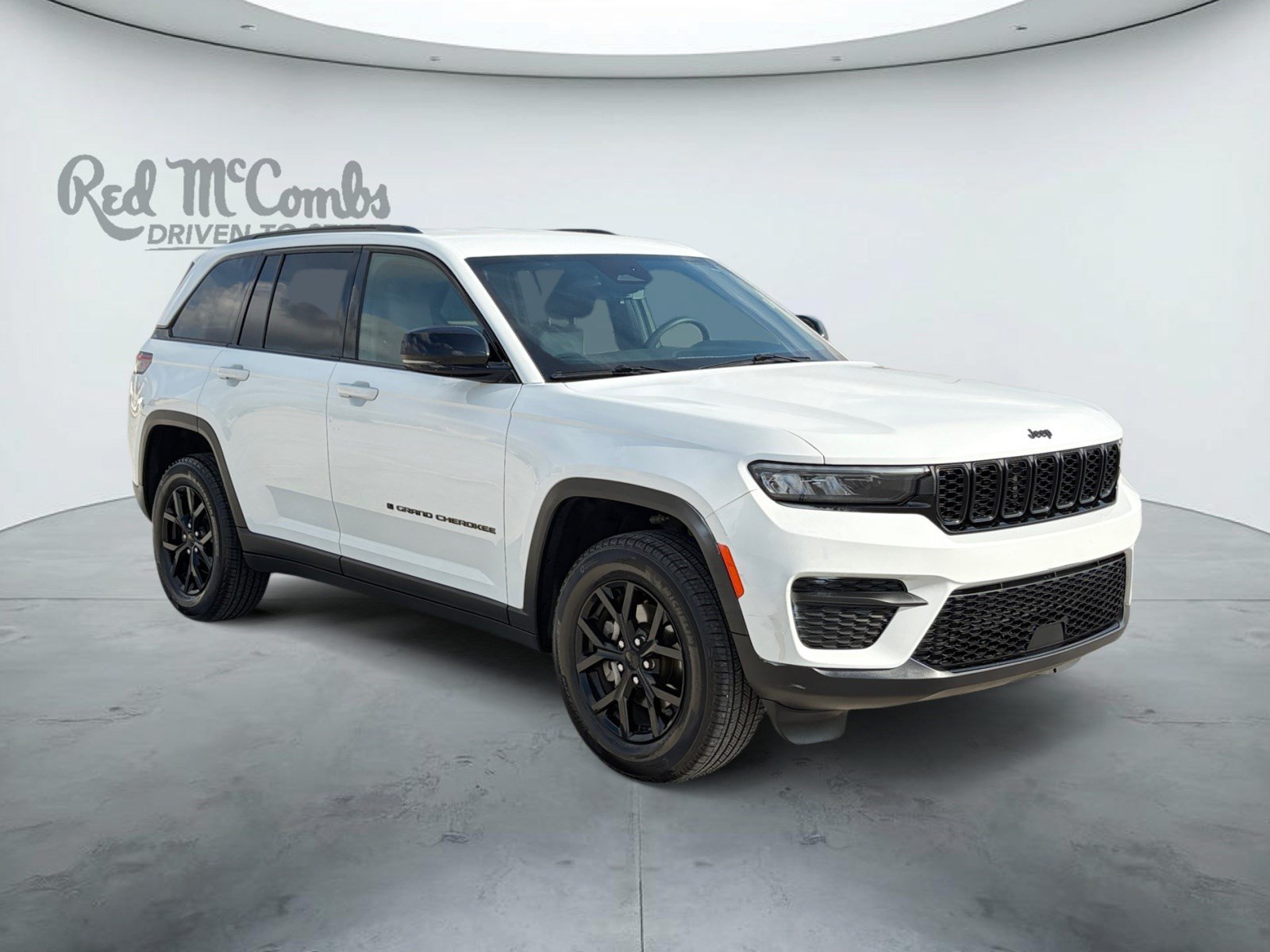 Used 2025 Jeep Grand Cherokee Altitude AWD/4WD image 3