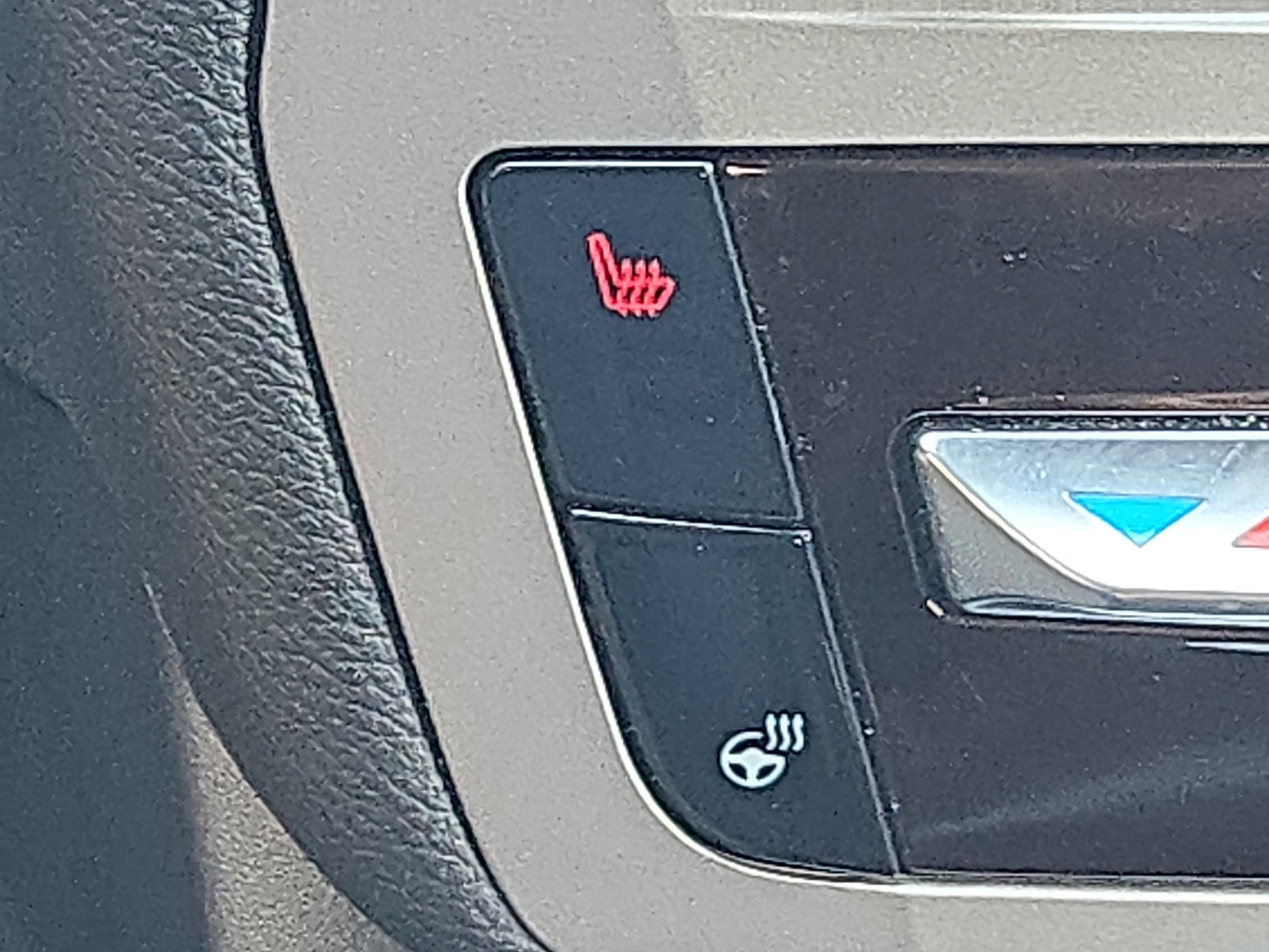 Certified 2022 Ford Explorer XLT w/ Equipment Group 202A image 19