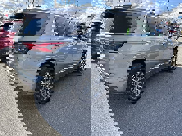 Used 2023 Chevrolet Traverse High Country image 2