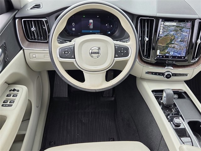Used 2022 Volvo XC60 B5 Momentum image 11