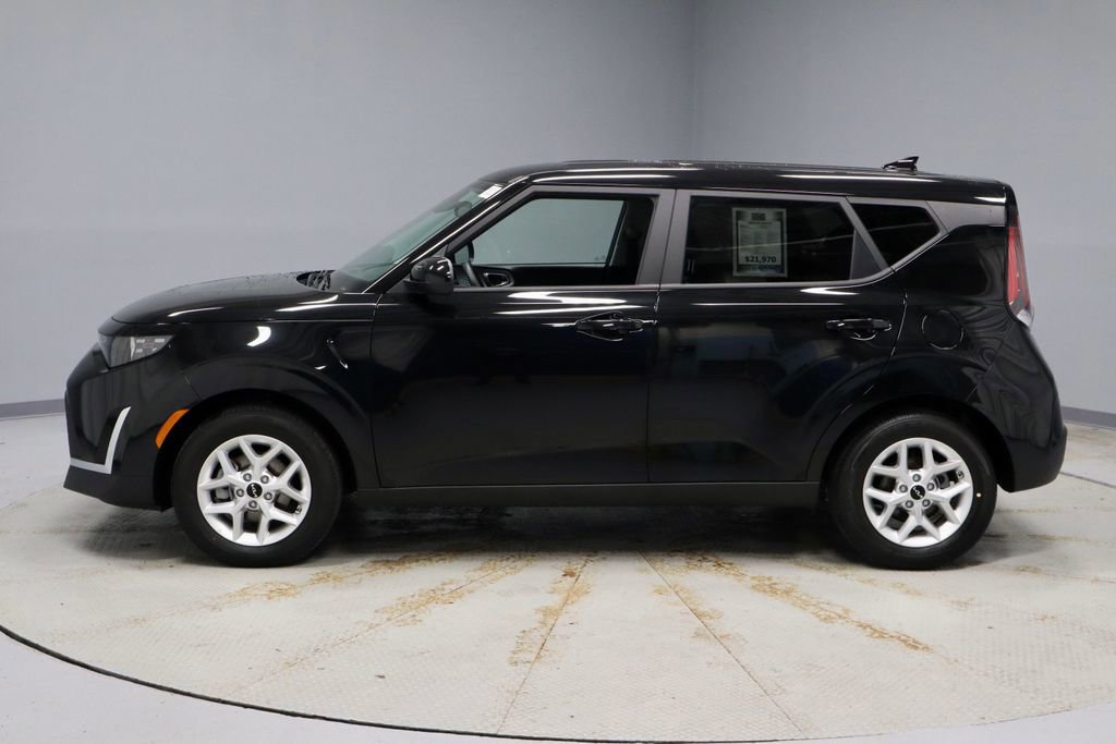 Used 2025 Kia Soul LX image 2