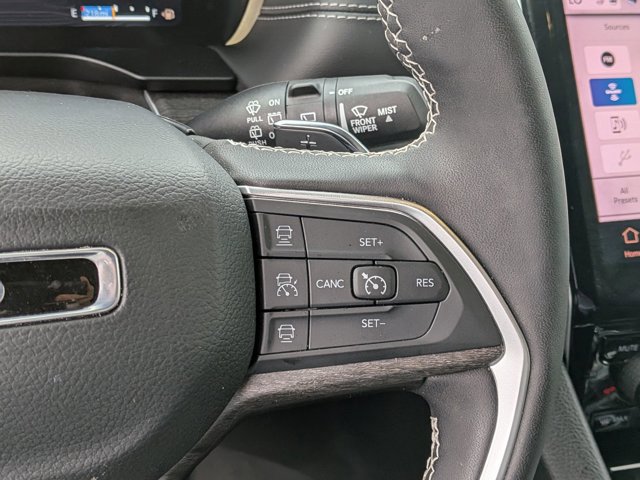 Used 2025 Jeep Grand Cherokee Limited w/ Black Appearance Package image 19