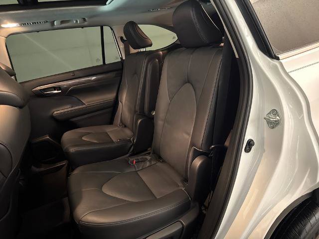 Used 2023 Toyota Highlander Platinum image 32