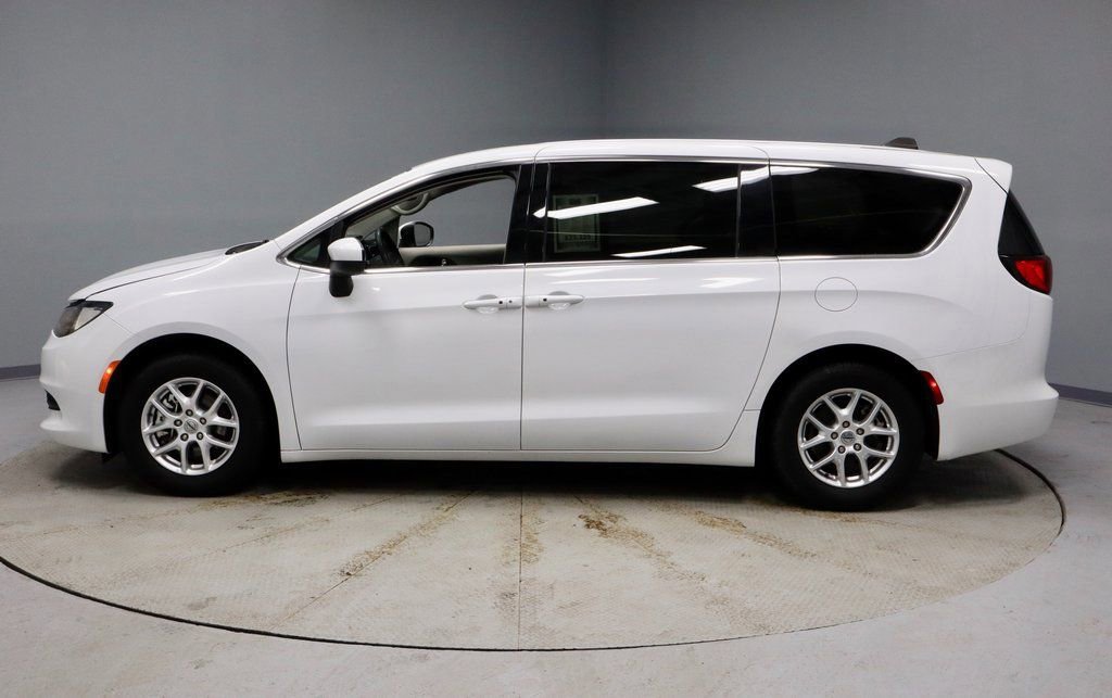 Used 2023 Chrysler Voyager LX image 2