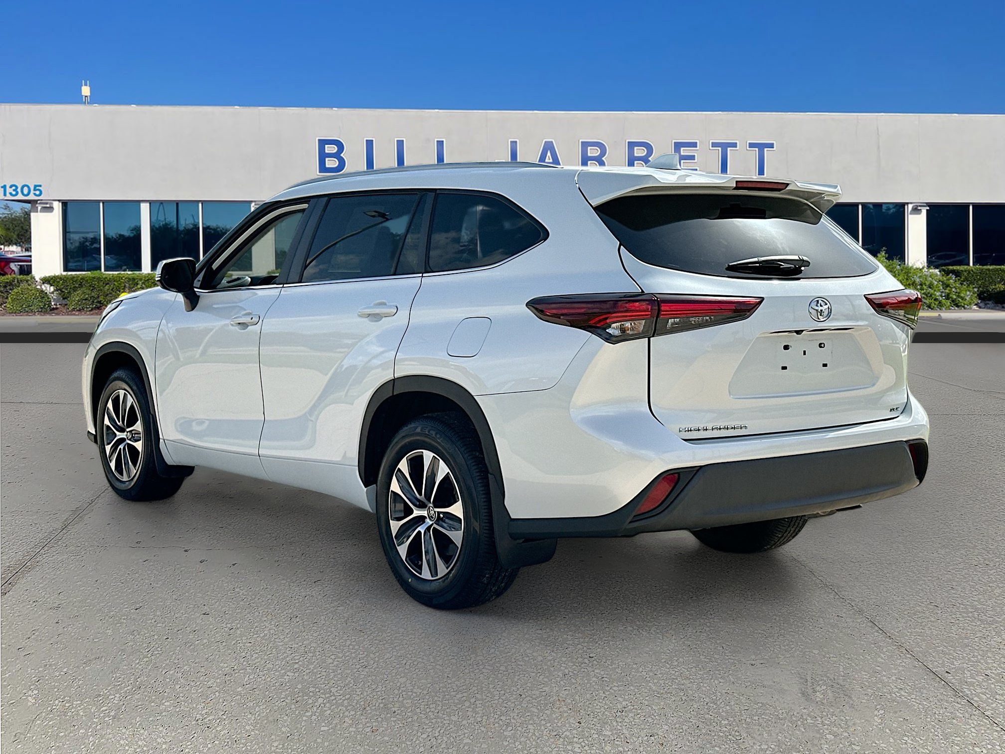 Used 2024 Toyota Highlander XLE FWD image 5