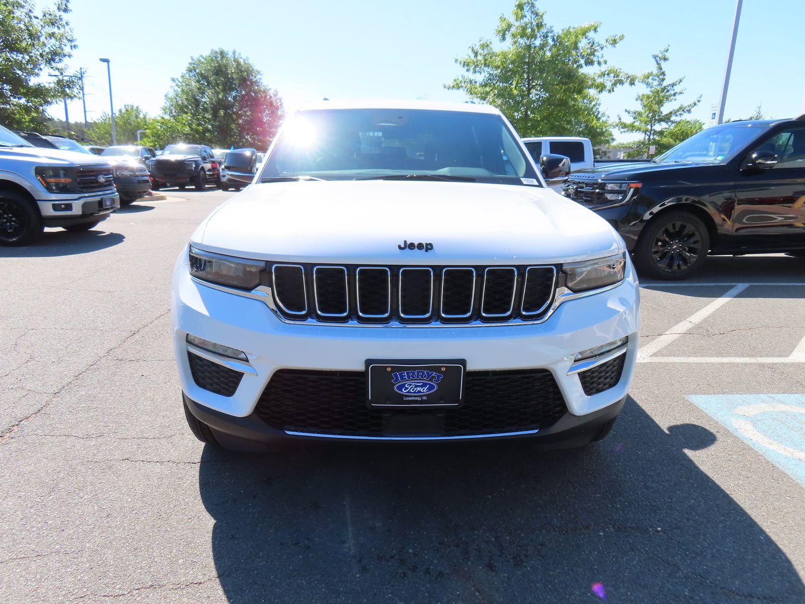 Used 2025 Jeep Grand Cherokee Limited w/ Trailer Tow Package AWD/4WD image 2