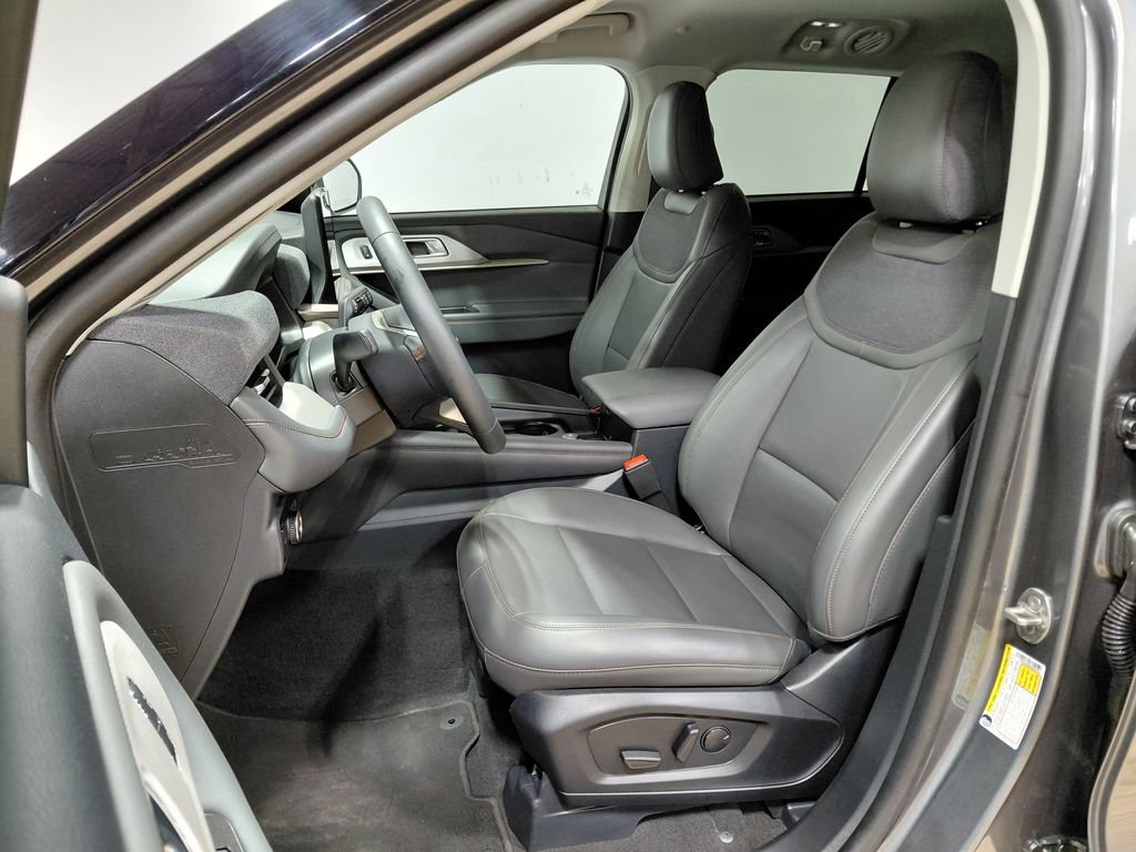 Certified 2025 Ford Explorer Active w/ Active Comfort Package AWD/4WD image 5