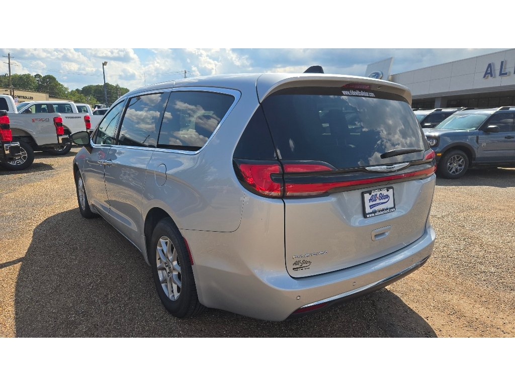 Used 2024 Chrysler Pacifica Touring-L FWD image 4