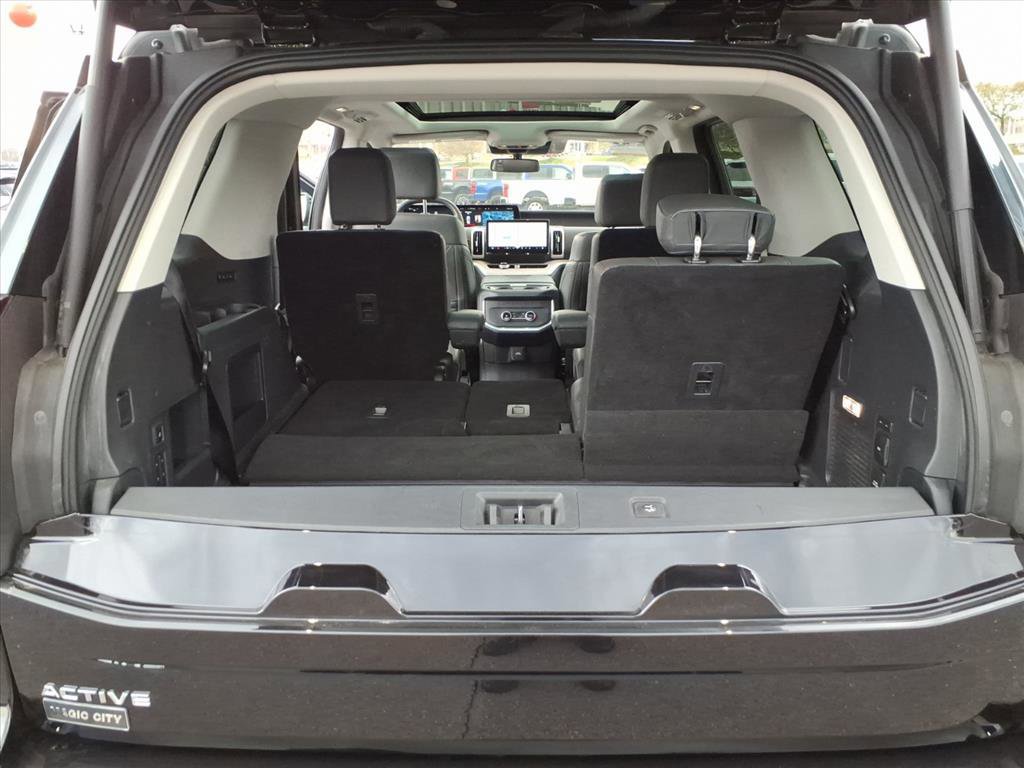 Certified 2025 Ford Expedition Active AWD/4WD image 8