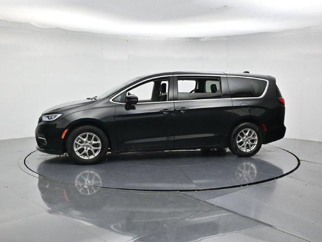 Used 2023 Chrysler Pacifica Touring-L FWD image 6