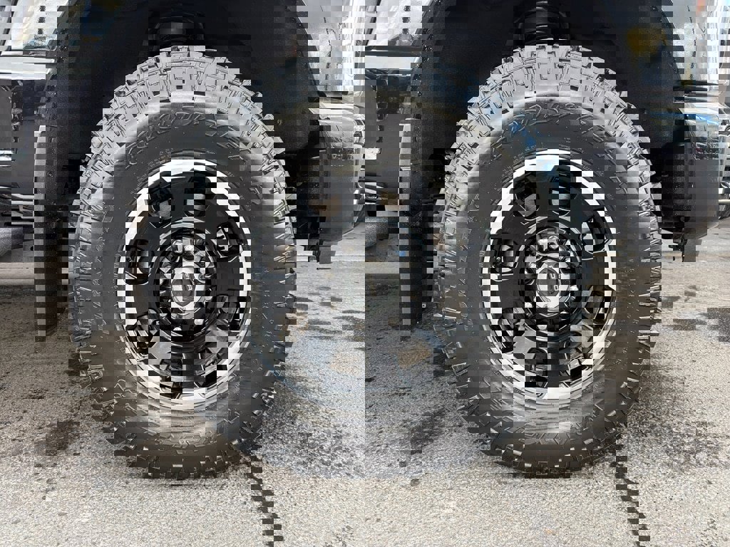 Certified 2025 Ford F350 Platinum w/ Tremor Off-Road Package image 6