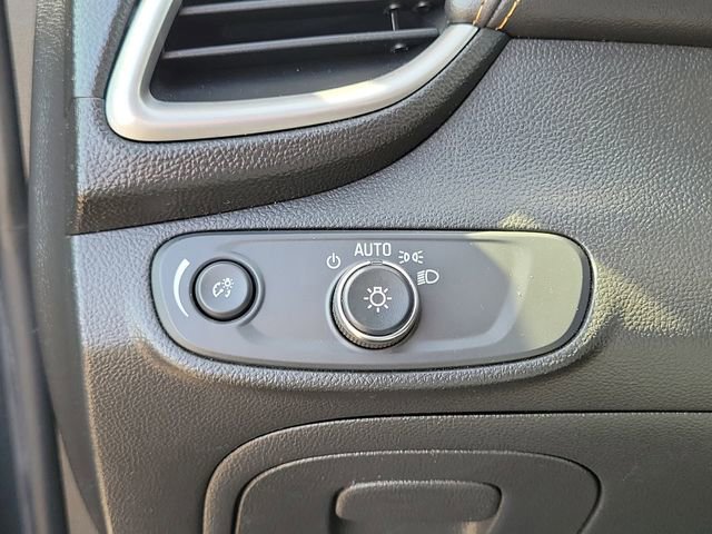 Used 2021 Chevrolet Trax LT w/ LT Convenience Package image 18