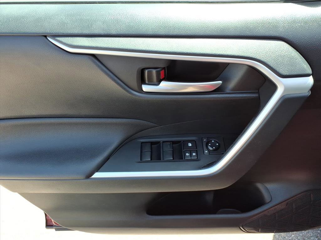 Used 2021 Toyota RAV4 XLE w/ Convenience Package image 11