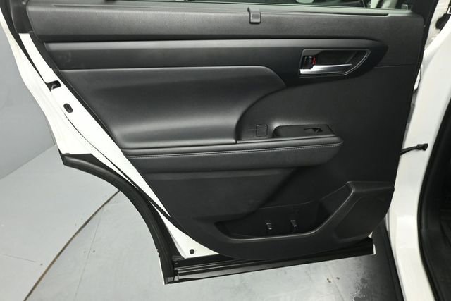 Used 2021 Toyota Highlander XLE AWD/4WD image 22