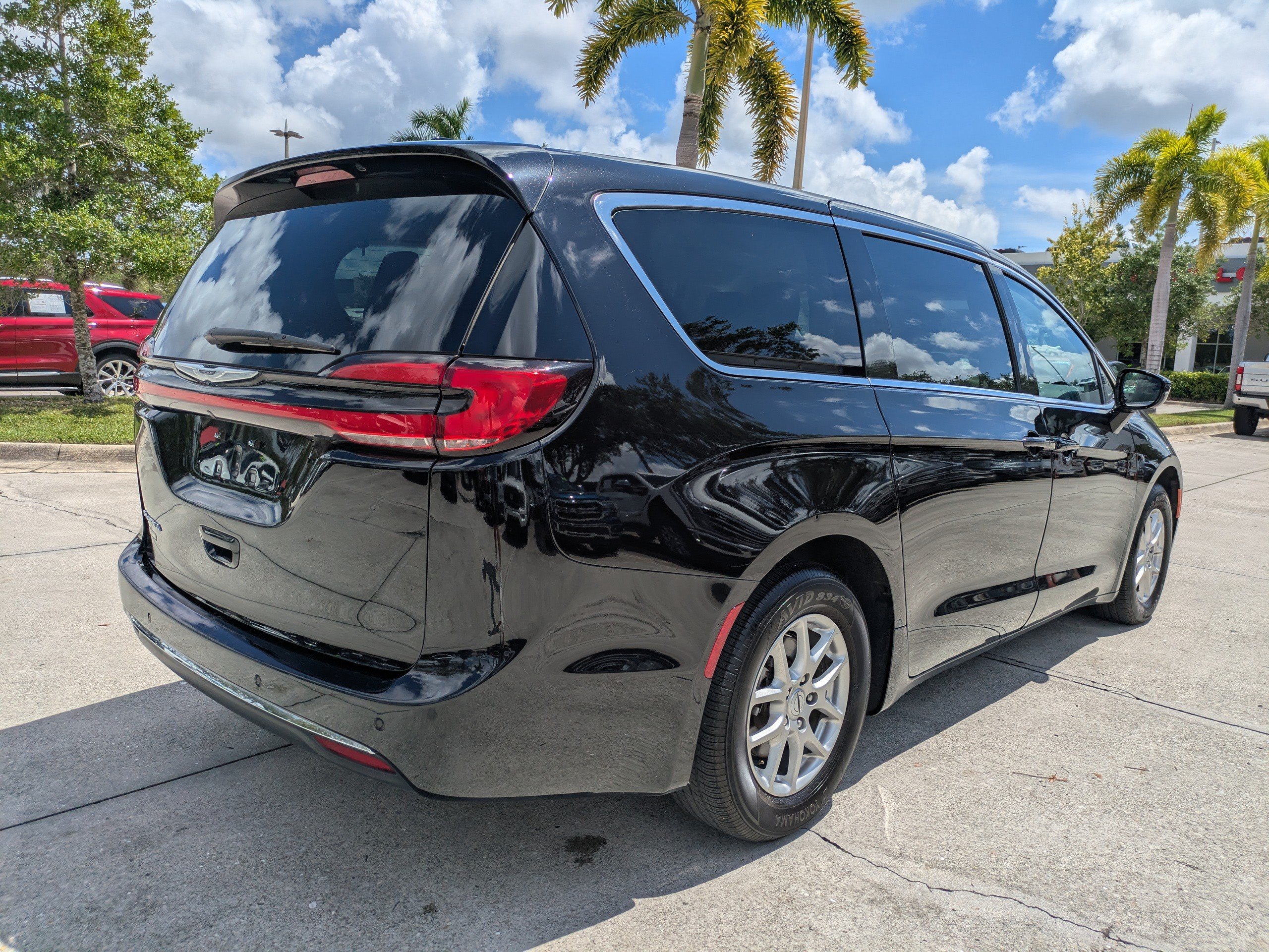 Used 2024 Chrysler Pacifica Touring-L FWD image 4
