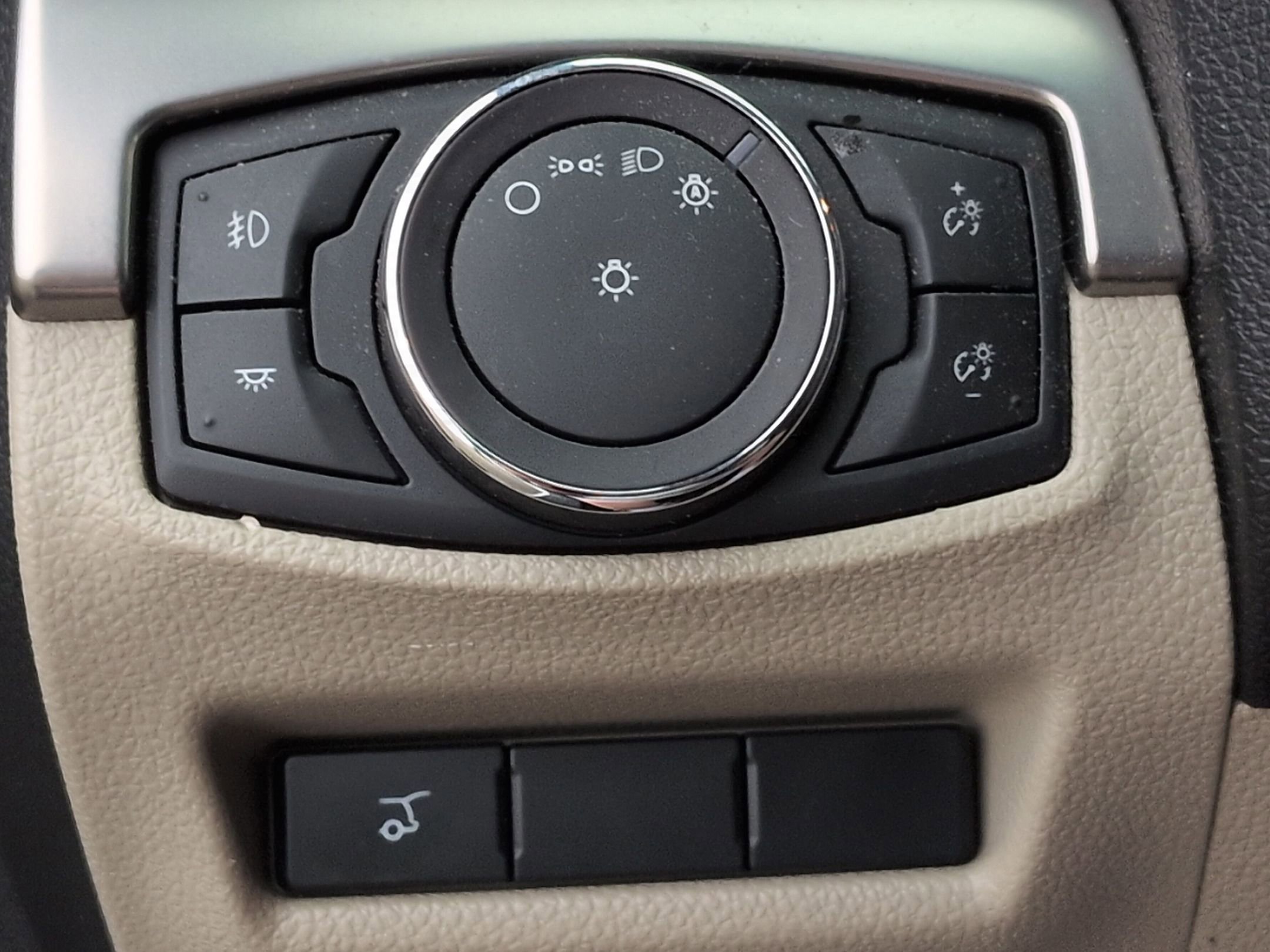 Certified 2018 Ford Explorer XLT w/ Equipment Group 202A image 26