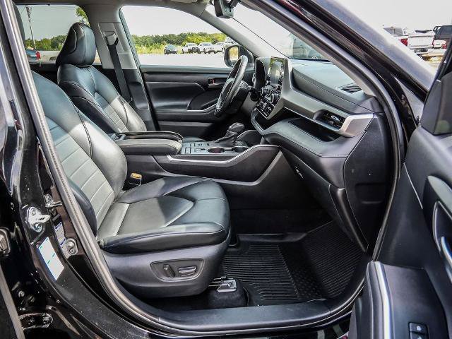 Used 2021 Toyota Highlander XLE AWD/4WD image 14