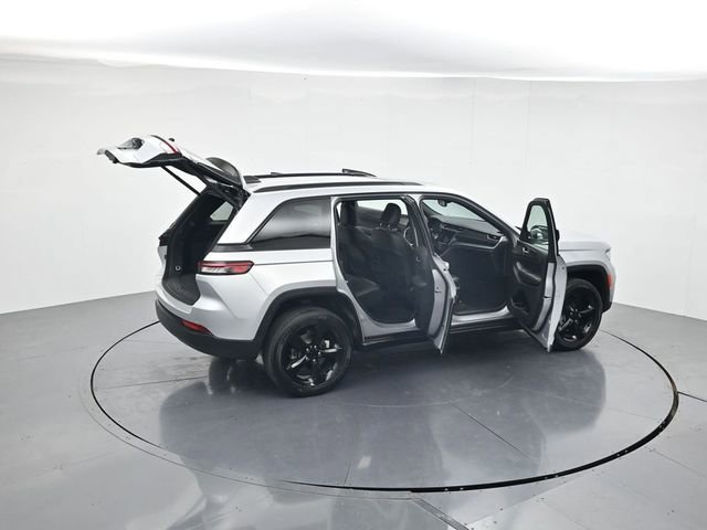 Used 2024 Jeep Grand Cherokee Altitude AWD/4WD image 45