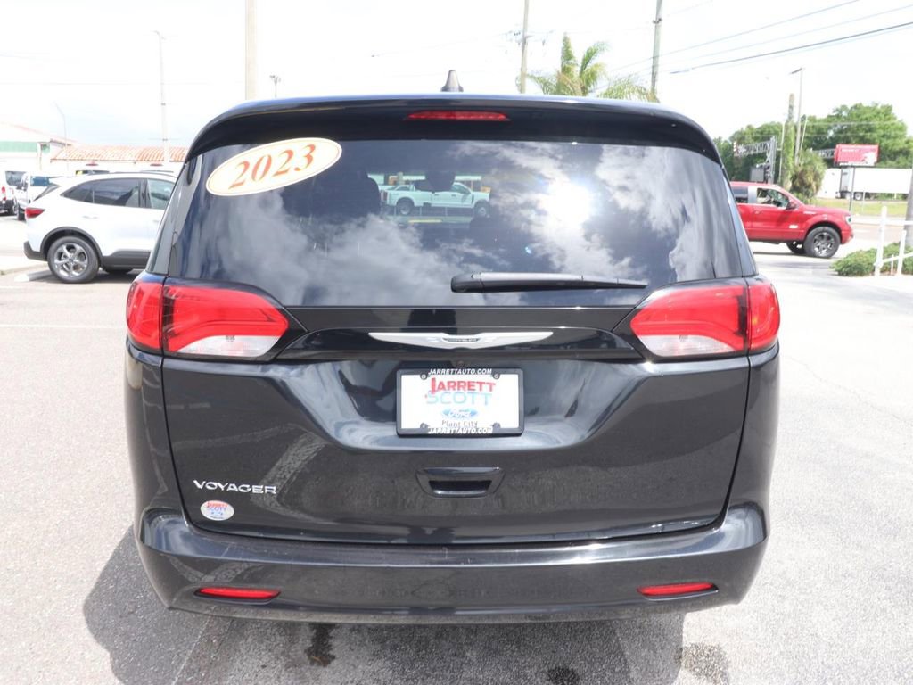 Used 2023 Chrysler Voyager LX FWD image 10