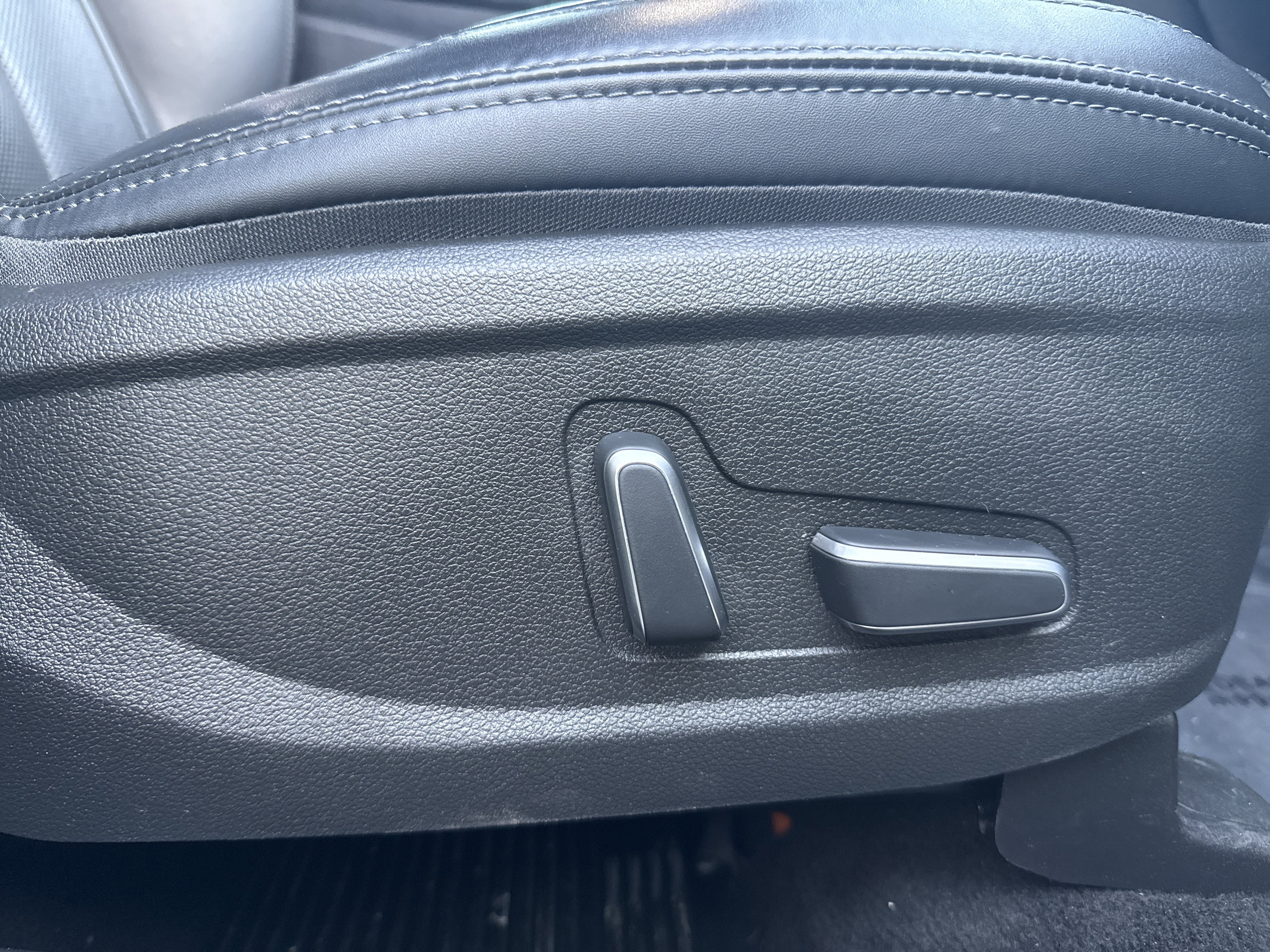 Used 2022 Hyundai Santa Fe Calligraphy image 28