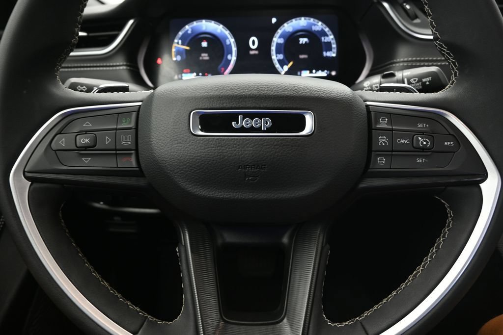 Used 2025 Jeep Grand Cherokee Laredo X AWD/4WD image 25